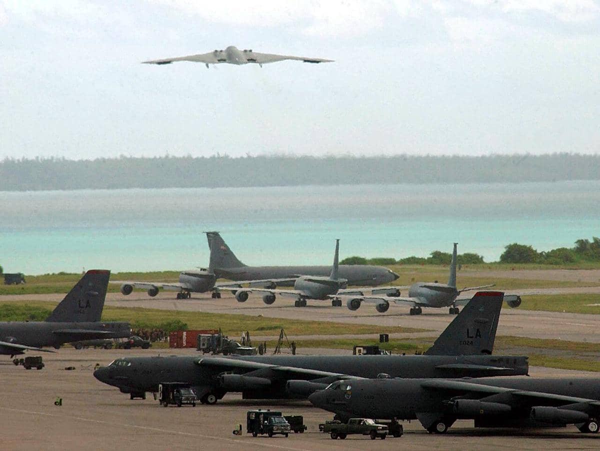 potret pesawat pengebom siluman B-2 Spirit mengudara dan sejumlah pengebom B-52 di landasan udara Diego Garcia