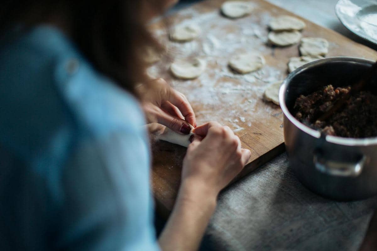 ilustrasi memasukkan isian wonton 