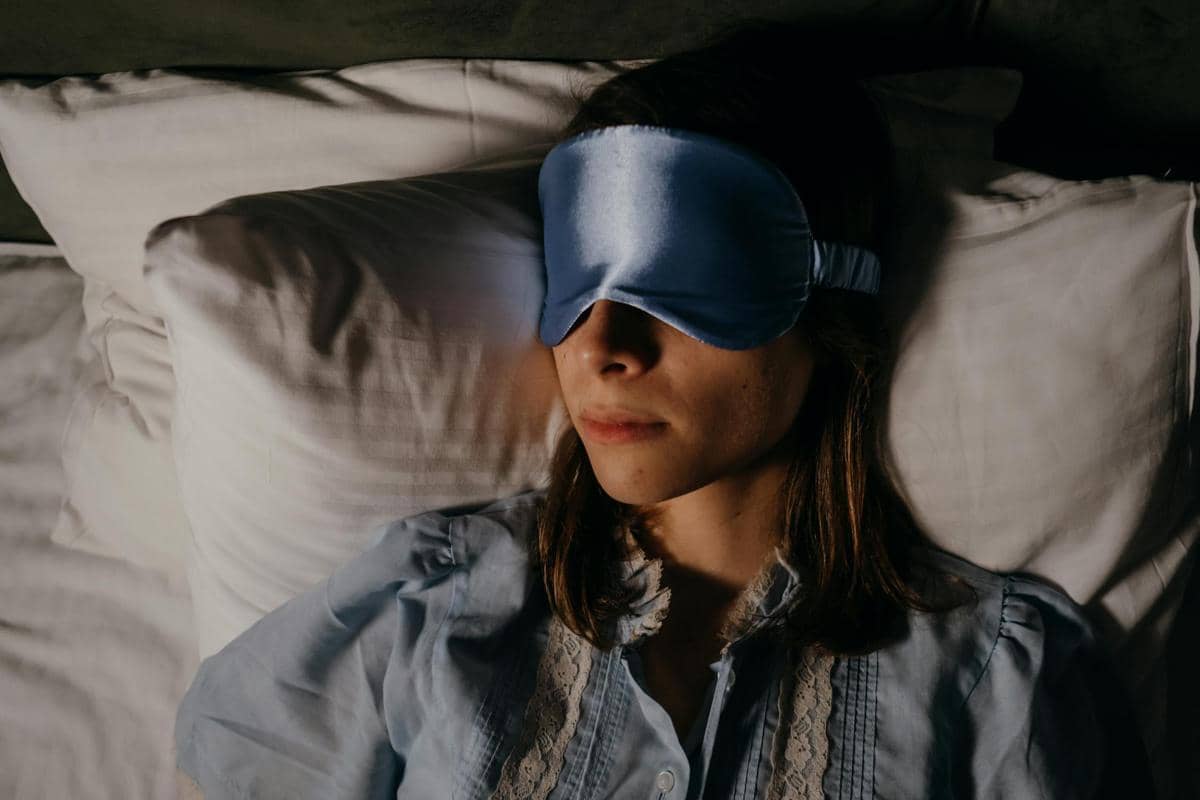 Tidur menggunakan sleep mask