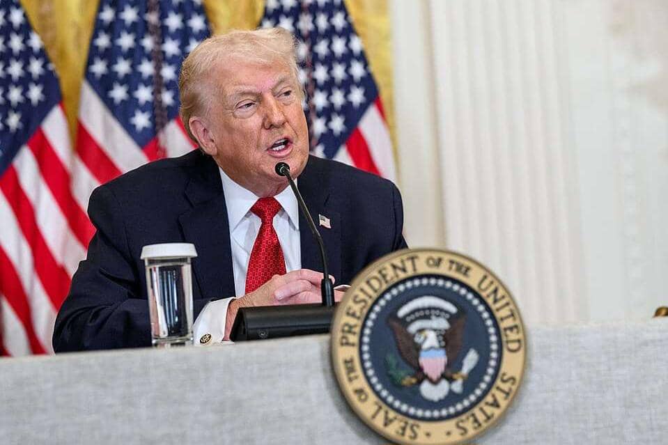 Presiden Donald Trump menyampaikan pidato dalam acara Transformasi Kesehatan Pedesaan di Ruang Timur Gedung Putih, Jumat (16/01/2026).