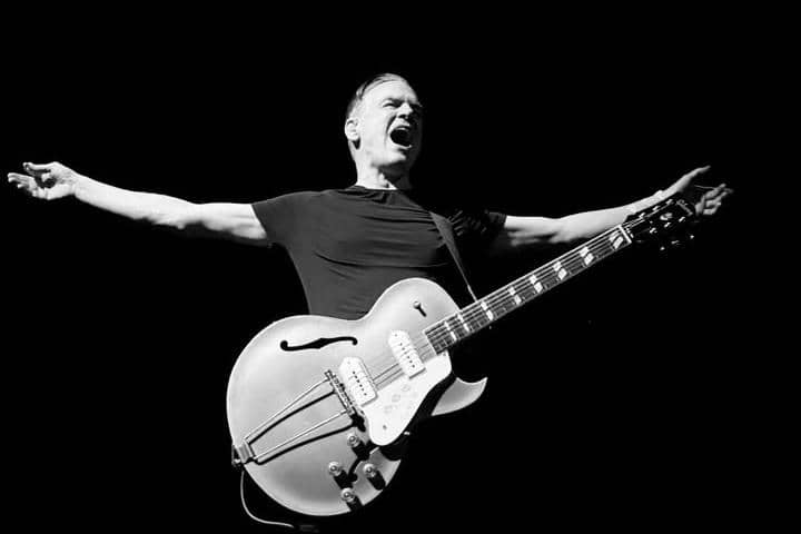 Bryan Adams di atas panggung 