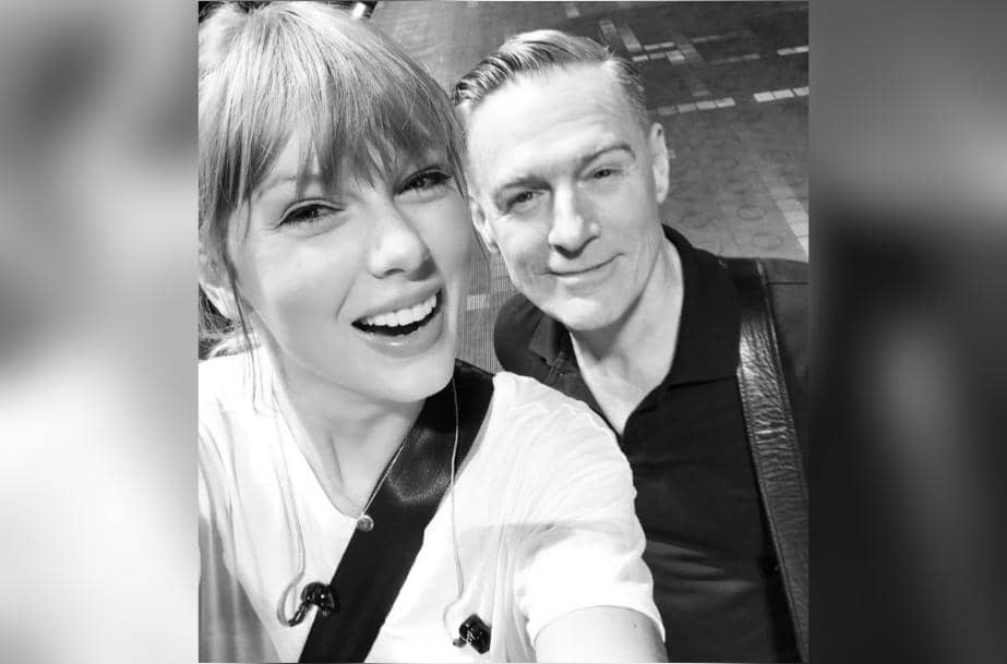 Taylor Swift dan Bryan Adams di atas panggung 