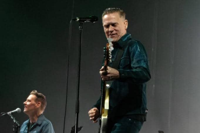 Bryan Adams di atas panggung 