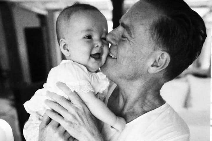 Bryan Adams saat menggendong anak kecil