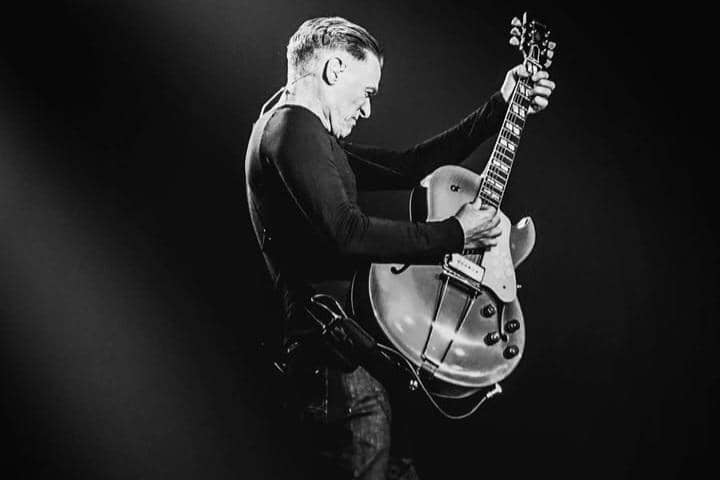 Bryan Adams di atas panggung