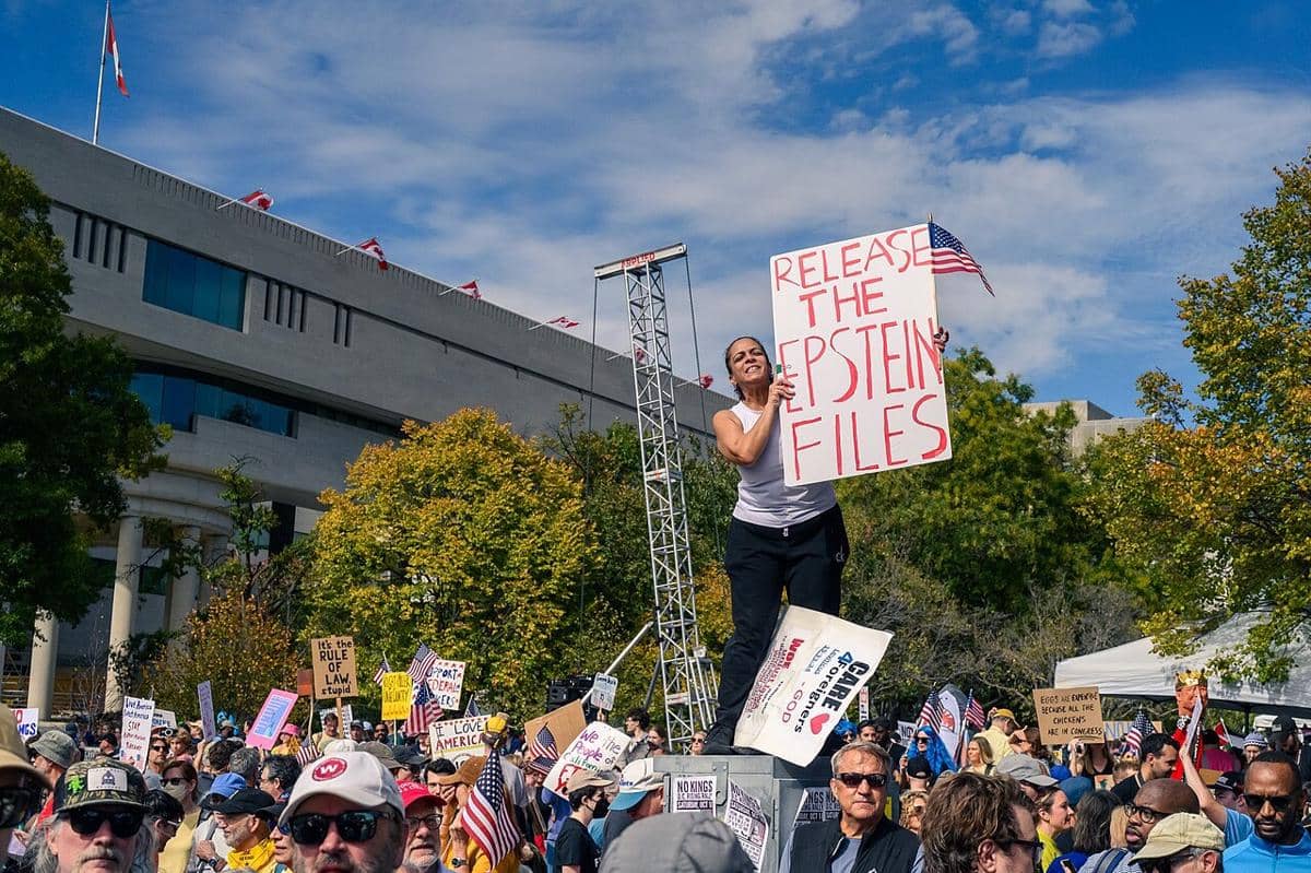 Demonstrasi penuntutan perilisan Epstein Files di No Kings Day pada 18 Oktober 2025 (Geoff Livingston from DC, USA, CC BY 4.0, via Wikimedia Commons)