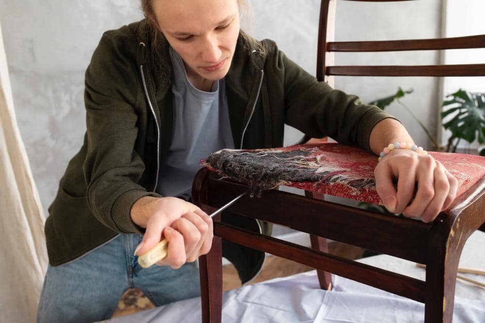 ilustrasi kursi rusak