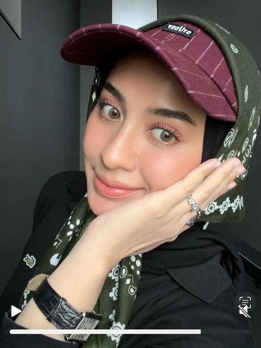 gaya makeup minimalis selebgram Helmi Nursifah 