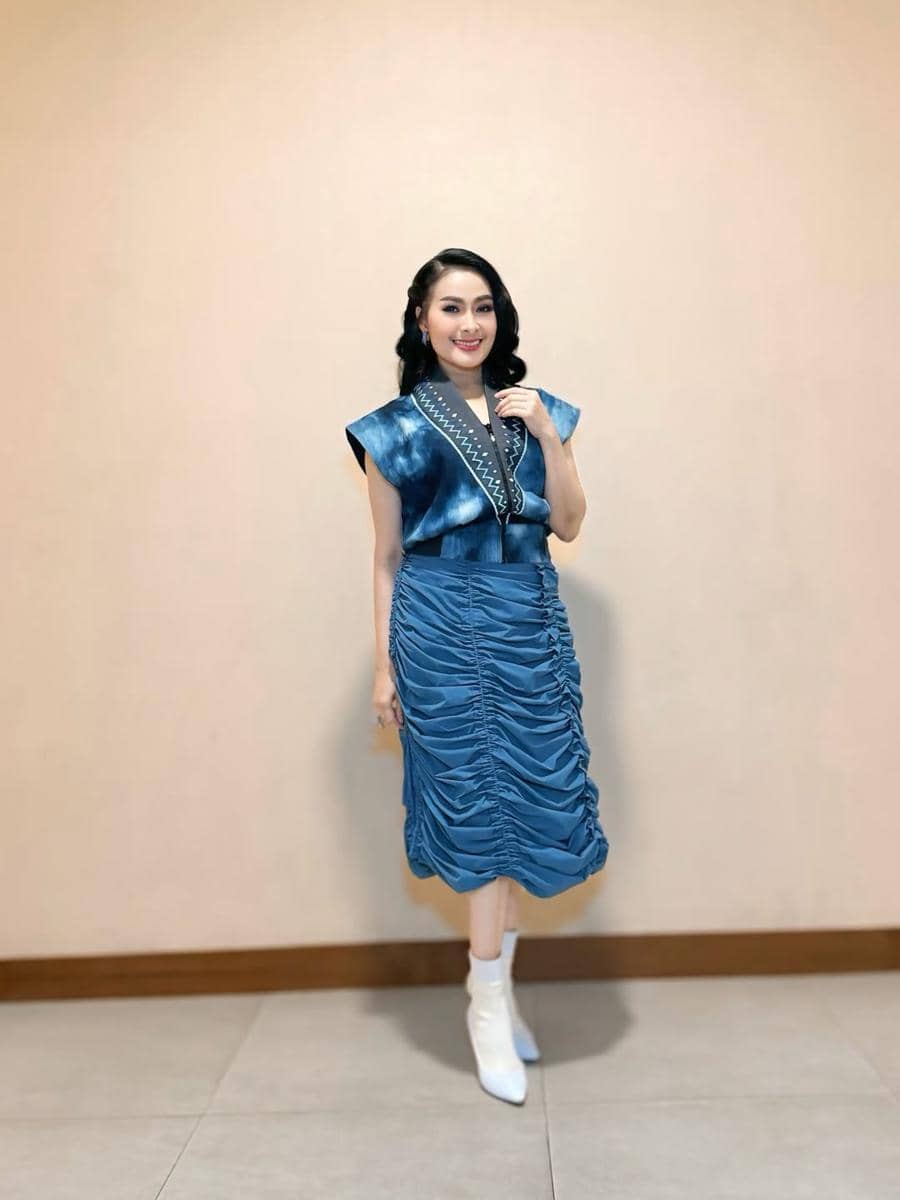 outfit pesta Iis Dahlia