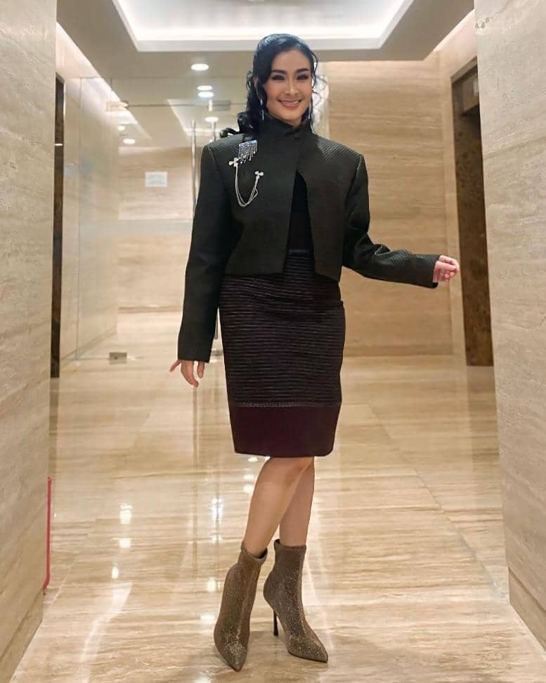 outfit pesta Iis Dahlia