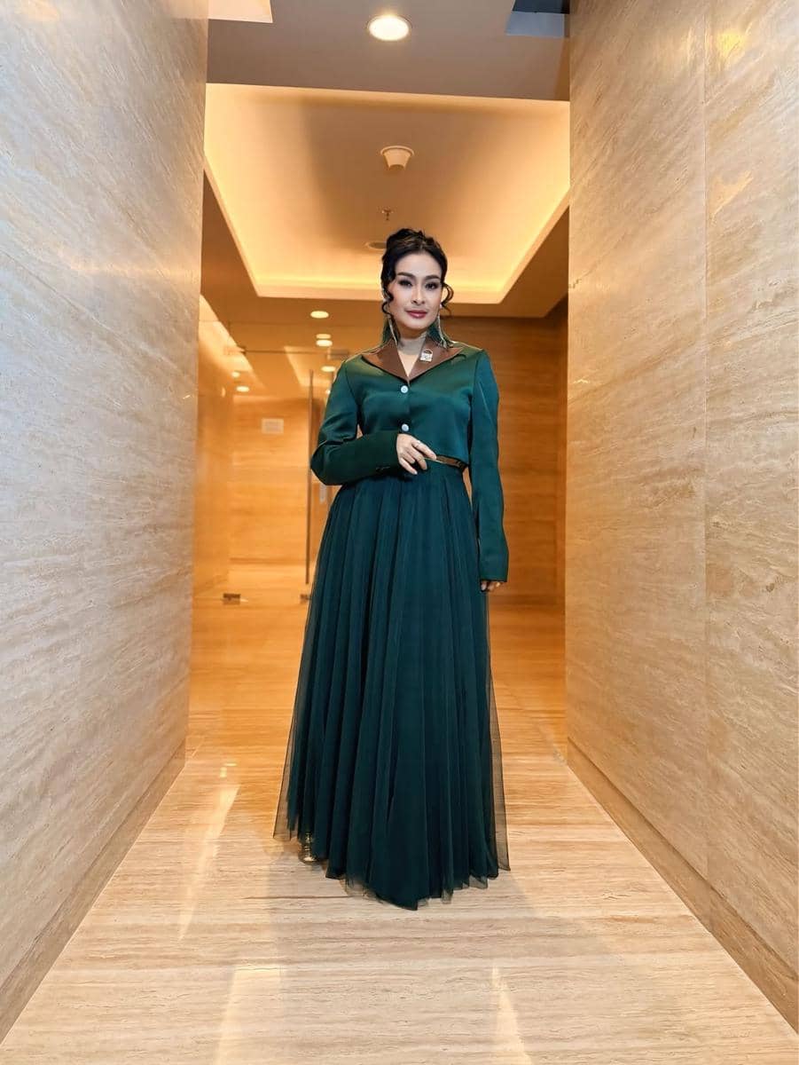 outfit pesta Iis Dahlia