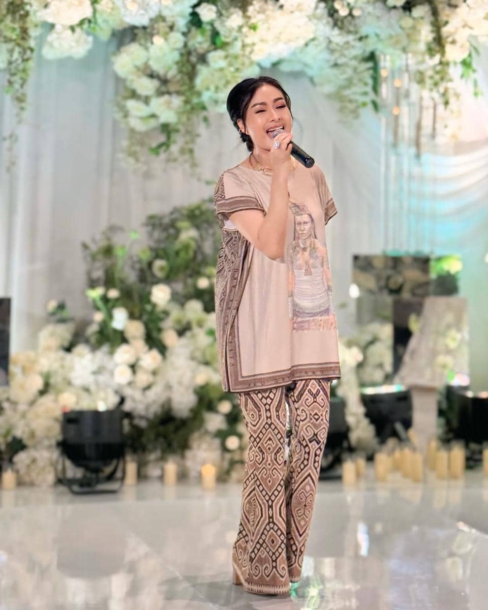 outfit pesta Iis Dahlia