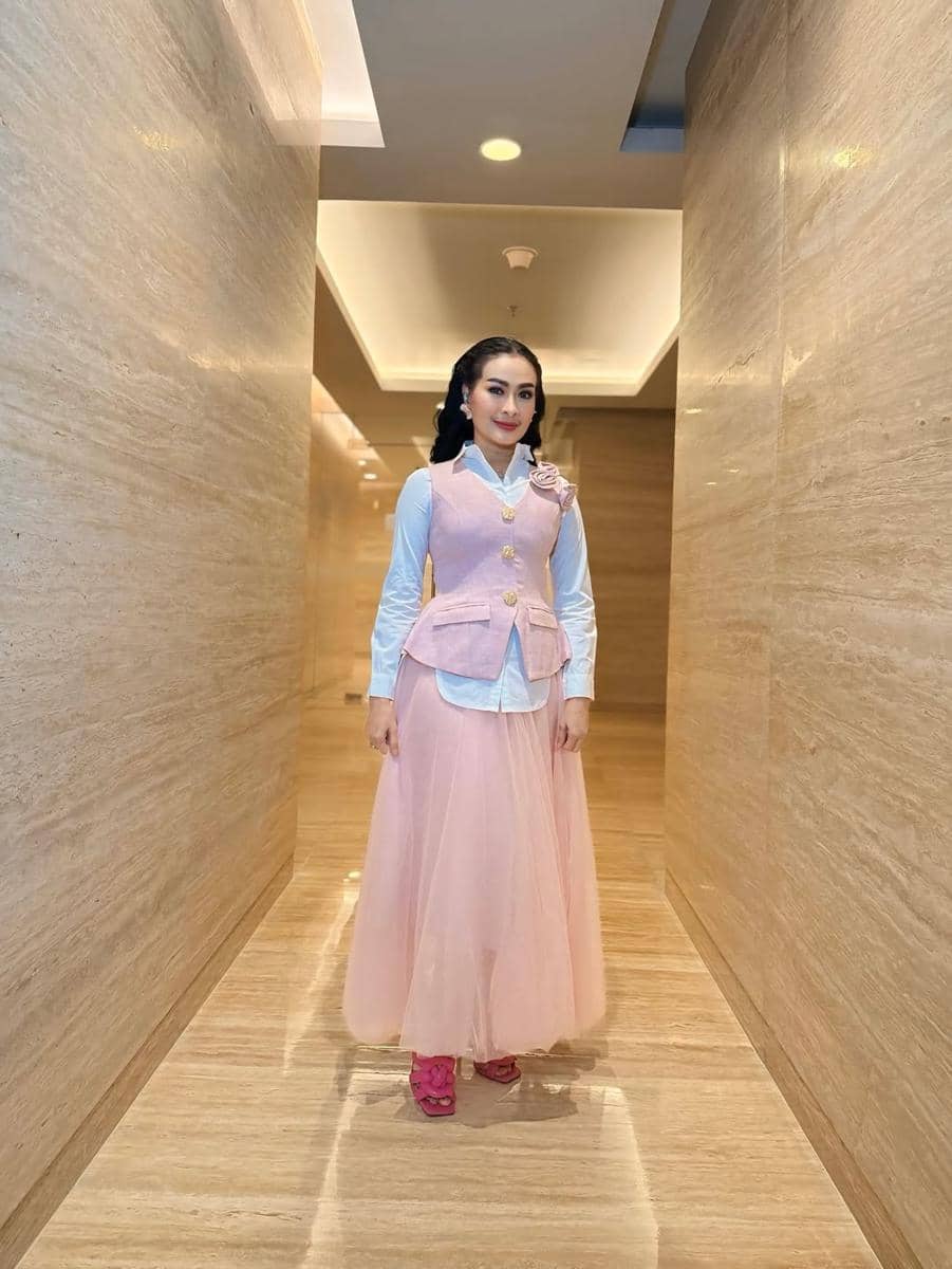 outfit pesta Iis Dahlia