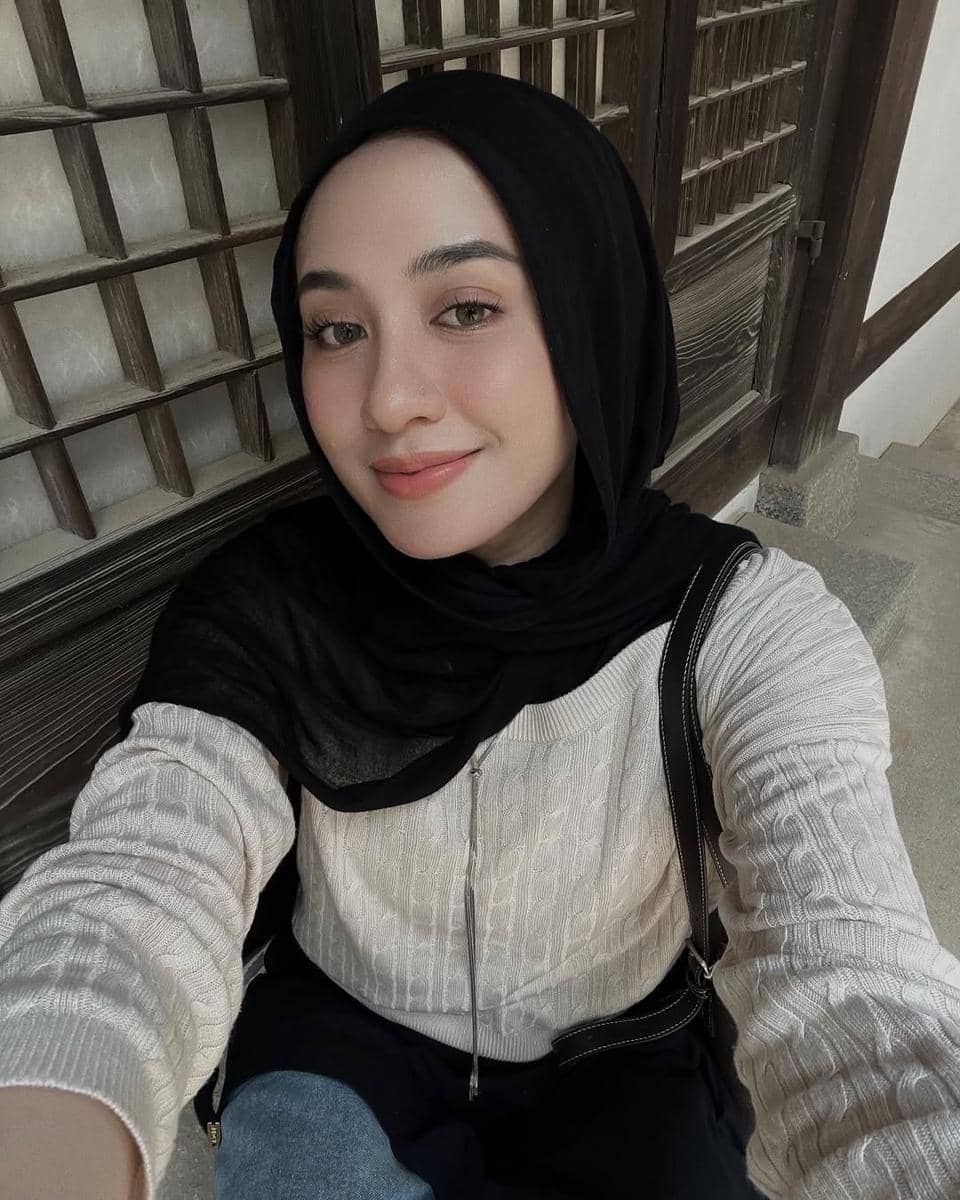 gaya makeup minimalis selebgram Helmi Nursifah 