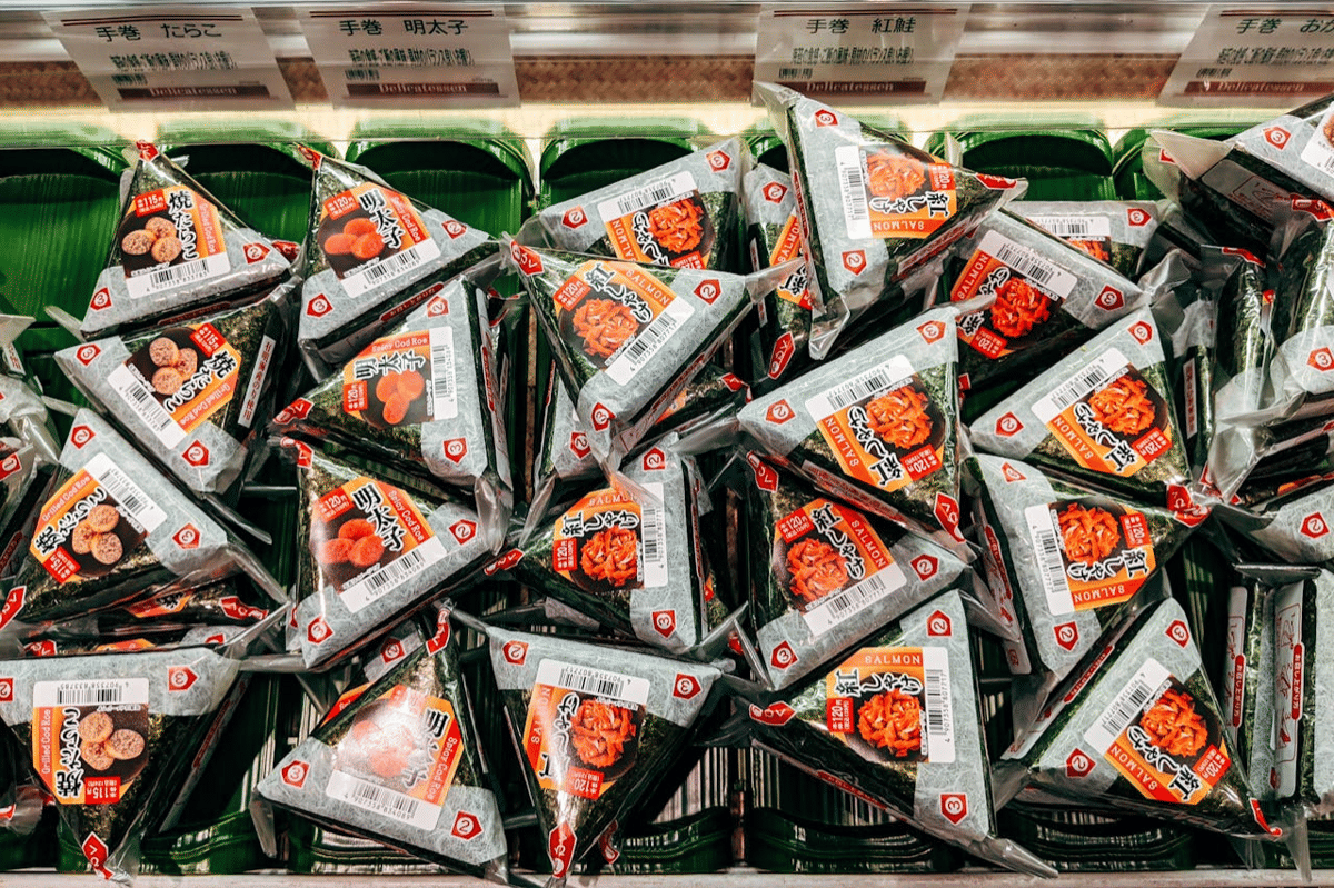 ilustrasi egg mayo onigiri