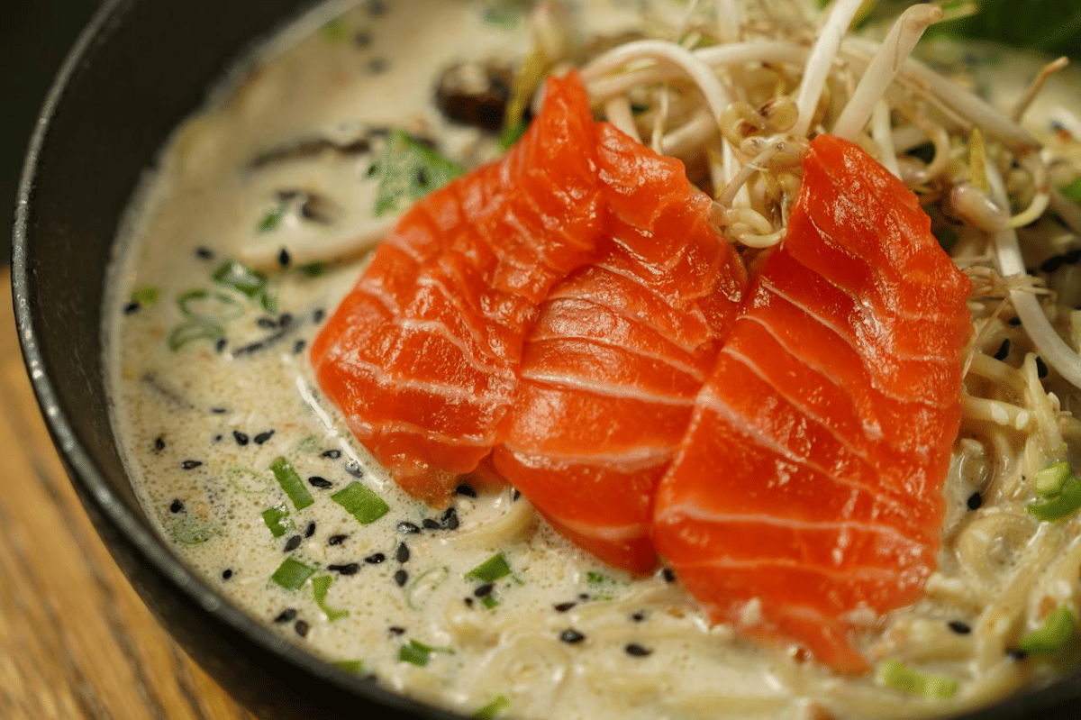 ilustrasi sup miso salmon krim