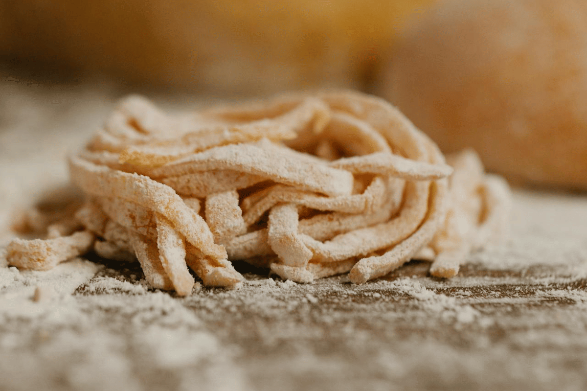 ilustrasi pasta linguini segar