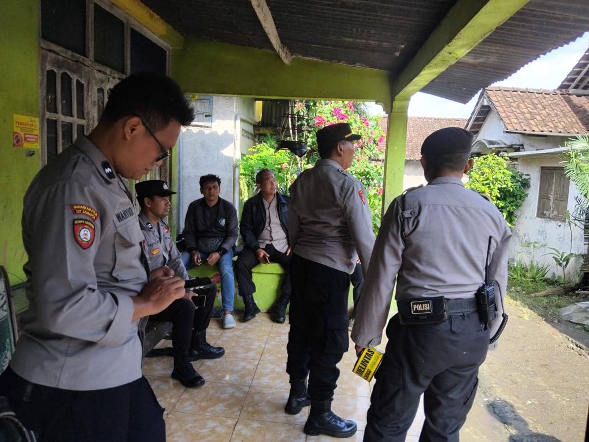 Petugas dari Polsek Piyungan mendatangi rumah korban yang meninggal akibat tersengat aliran listrik. (Dok. Polres Bantul)