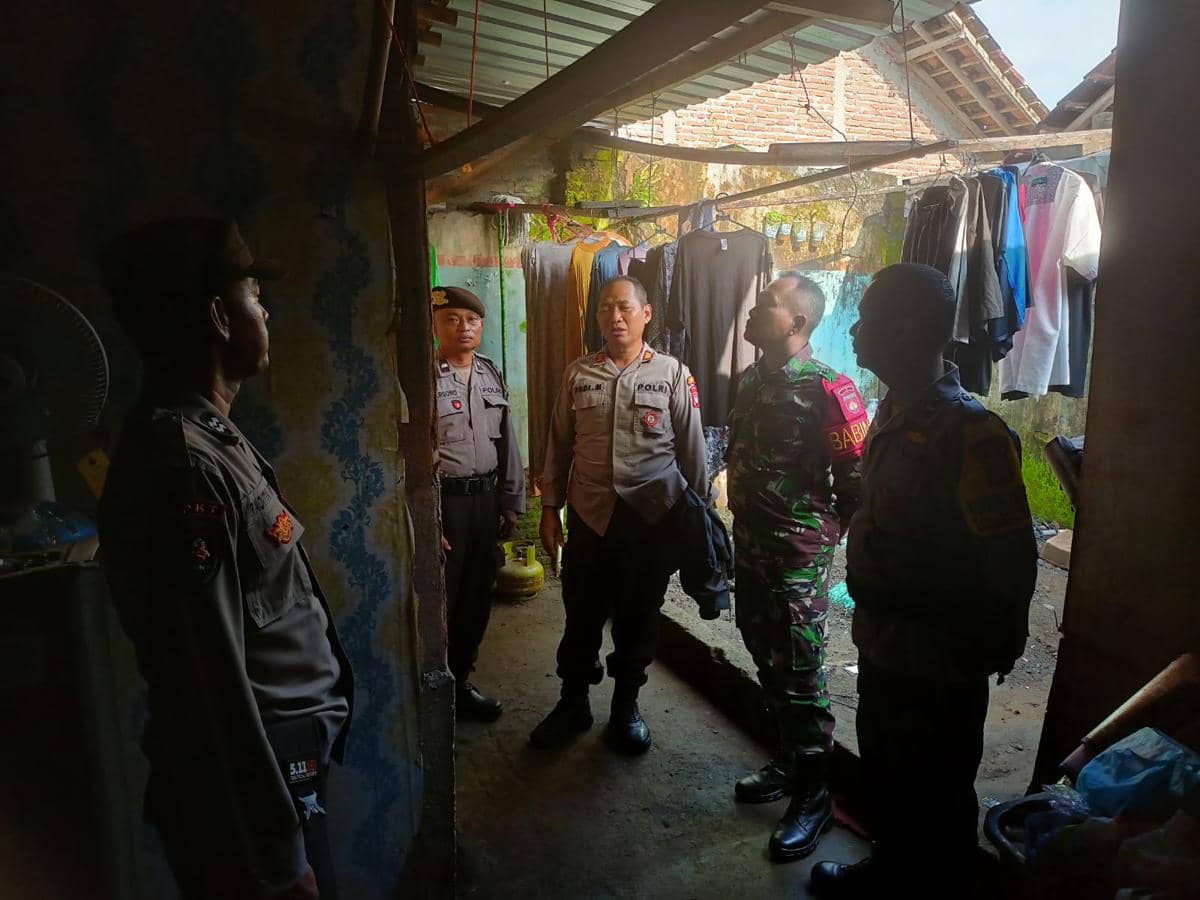 Petugas dari Polsek Piyungan mendatangi rumah korban yang meninggal akibat tersengat aliran listrik. (Dok. Polres Bantul)