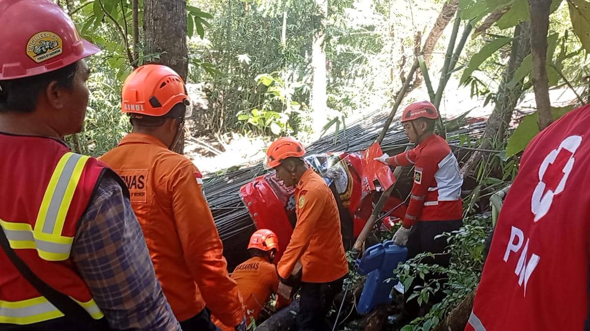 Tim SAR Gabungan evakuasi korban yang terjepit di kabin truk. (Dok. Kantor SAR Yogyakarta)