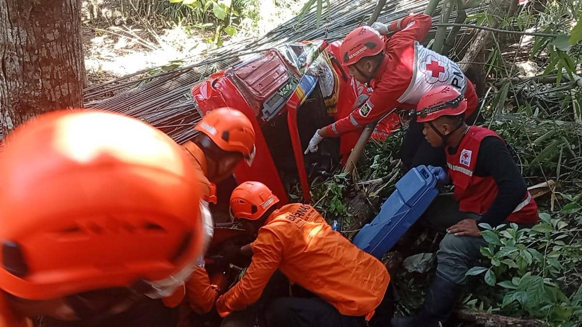 Tim SAR Gabungan evakuasi korban yang terjepit di kabin truk. (Dok. Kantor SAR Yogyakarta)