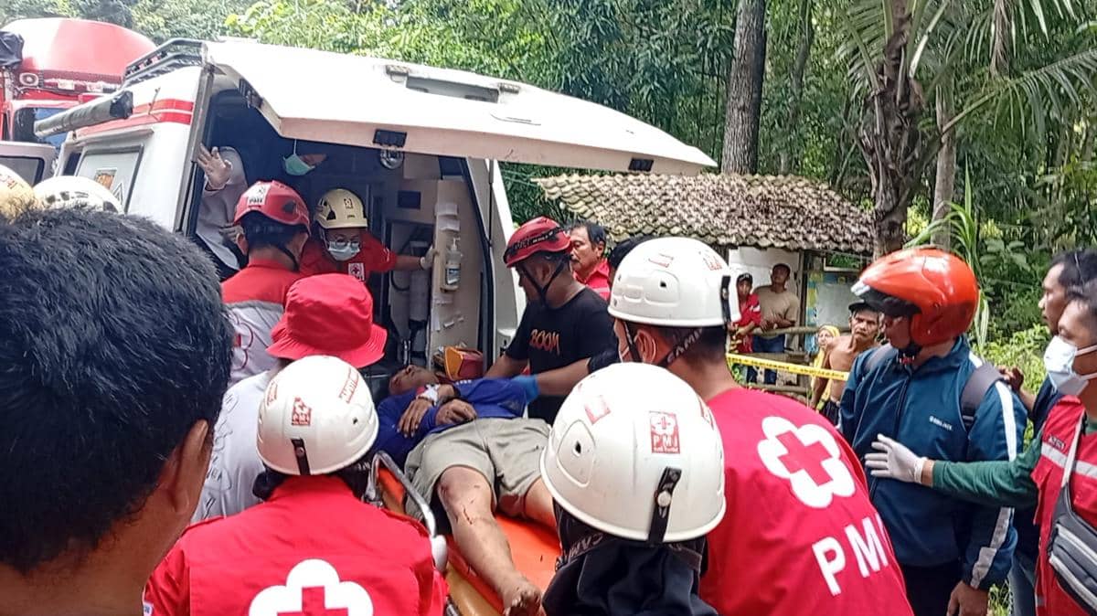 Tim SAR Gabungan evakuasi korban yang terjepit di kabin truk. (Dok. Kantor SAR Yogyakarta)