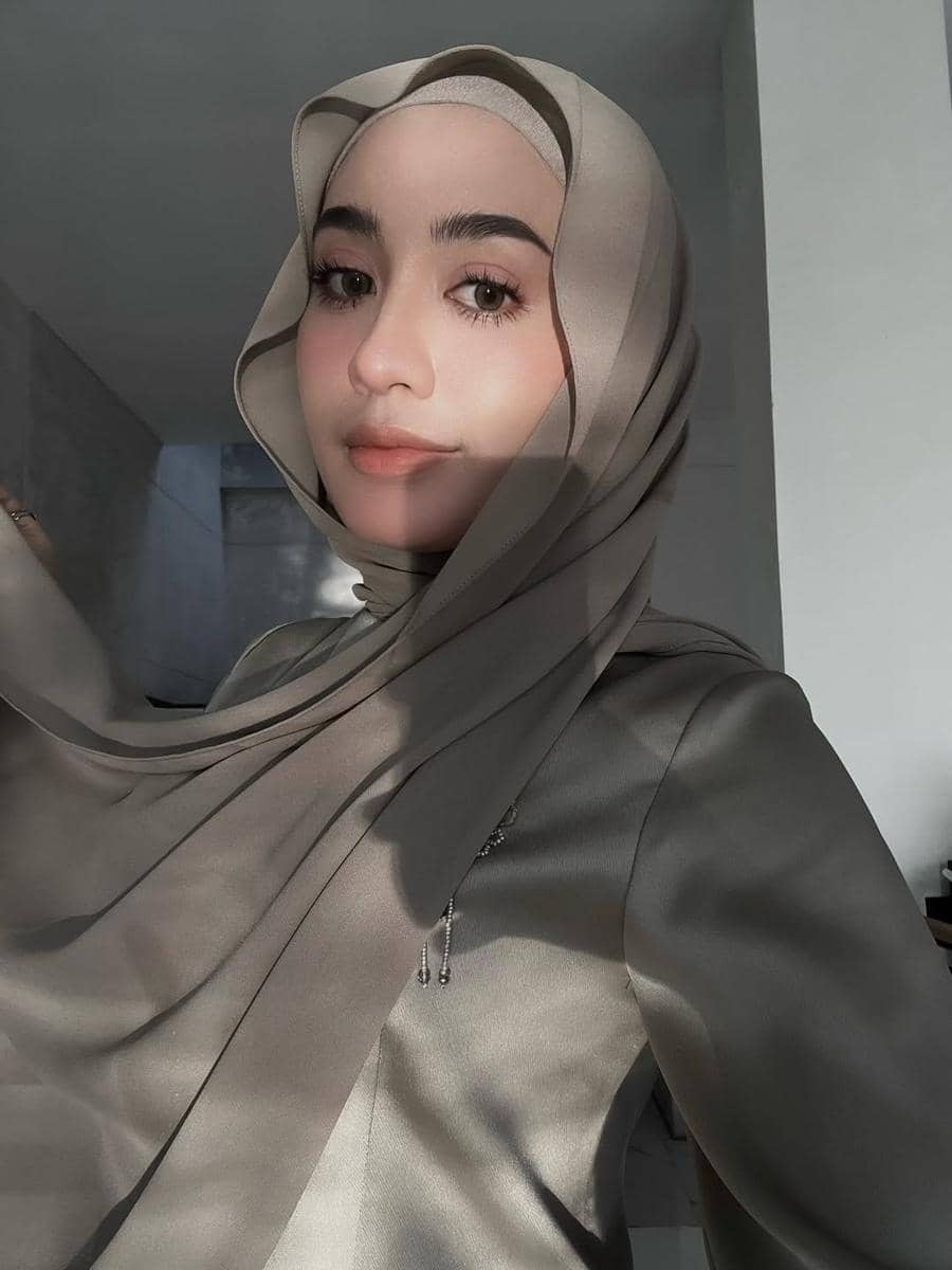 gaya makeup minimalis selebgram Helmi Nursifah 