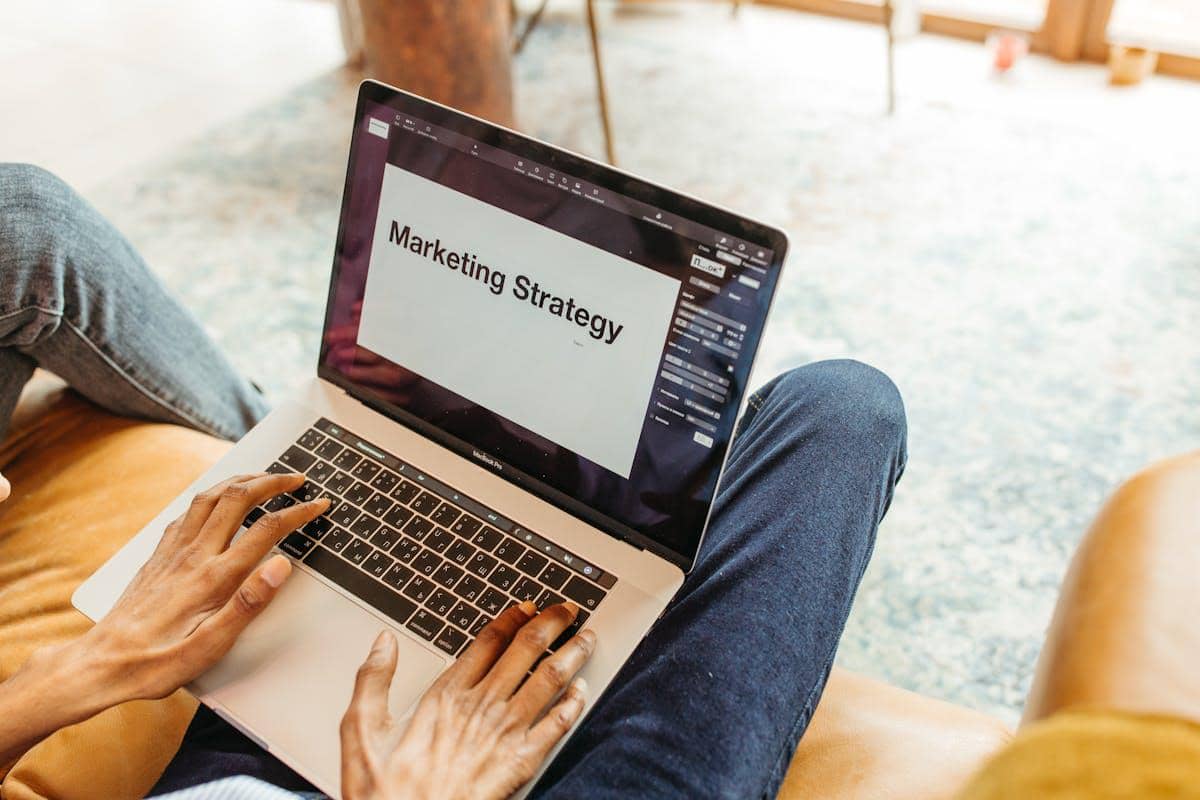ilustrasi strategi digital marketing yang tepat dapat membantu shio Ayam sukses dalam bisnis 