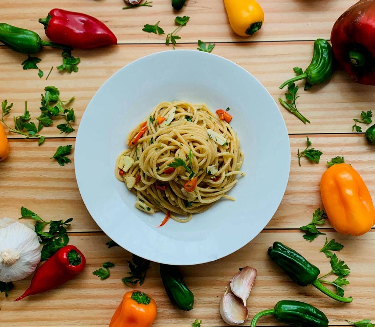 ilustrasi spaghetti saus aglio e olio