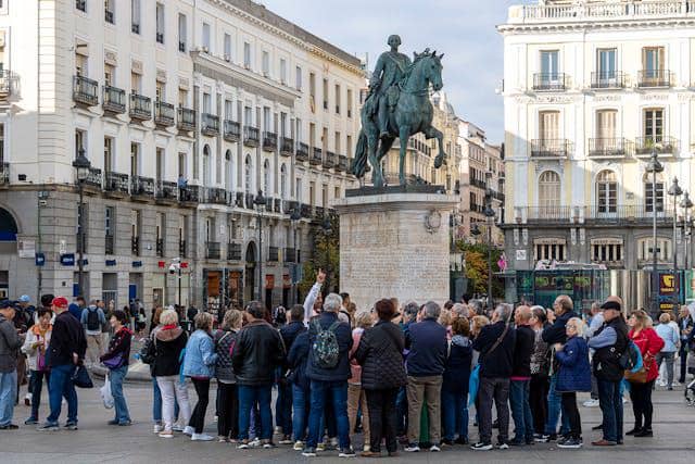 ilustrasi turis bersama tour guide