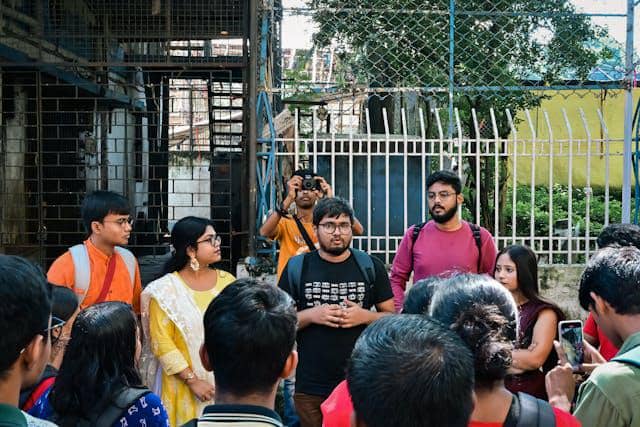 ilustrasi menjadi penghubung masyarakat lokal 