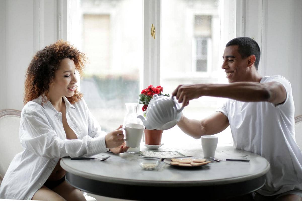 Ilustrasi pasangan minum kopi