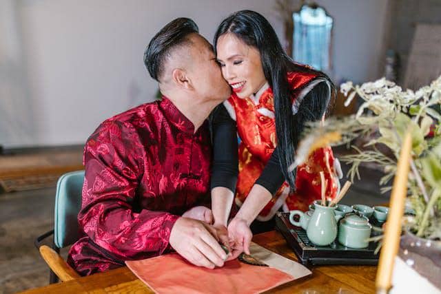 ilustrasi tulus memberikan angpau