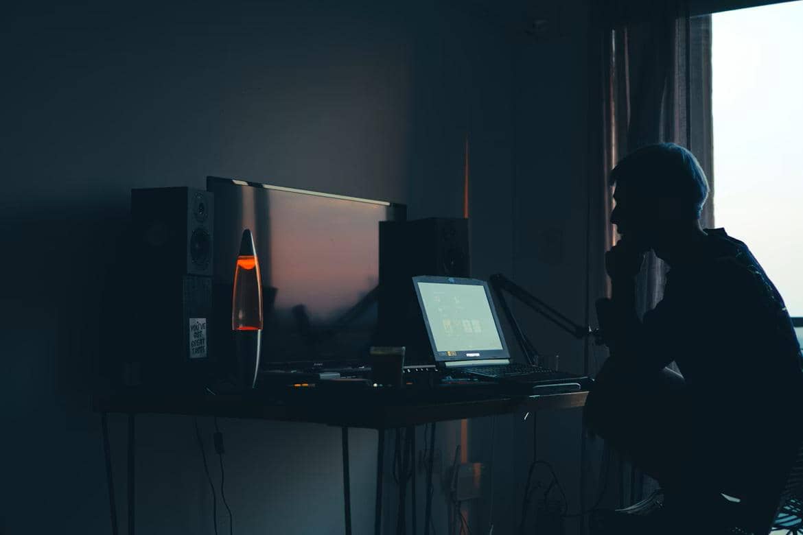 ilustrasi pria begadang