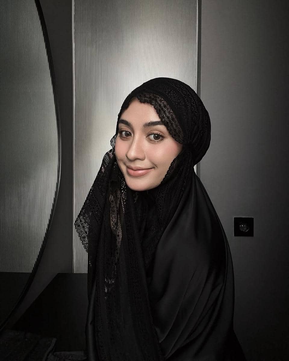 gaya makeup minimalis selebgram Helmi Nursifah 