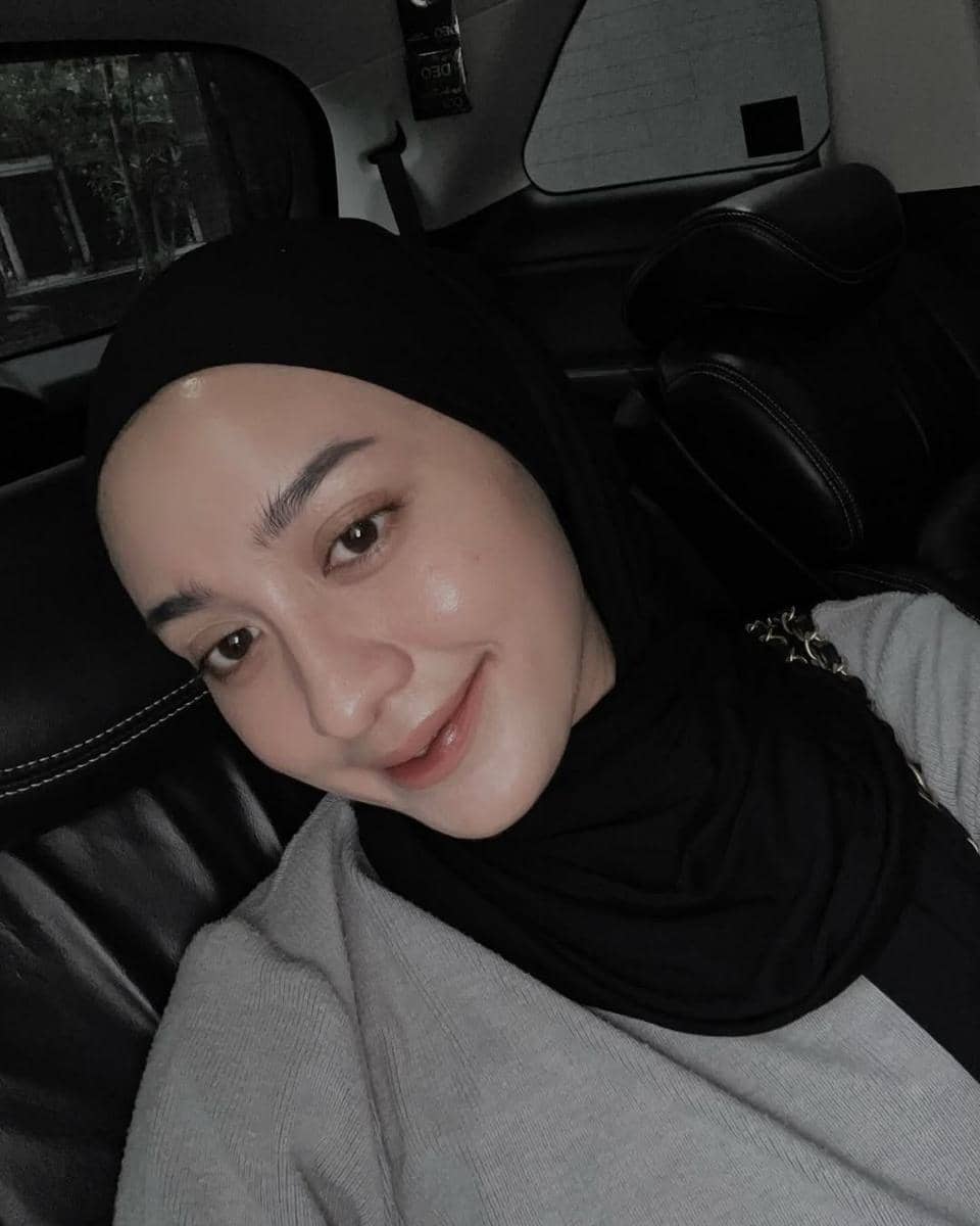 gaya makeup minimalis selebgram Helmi Nursifah 