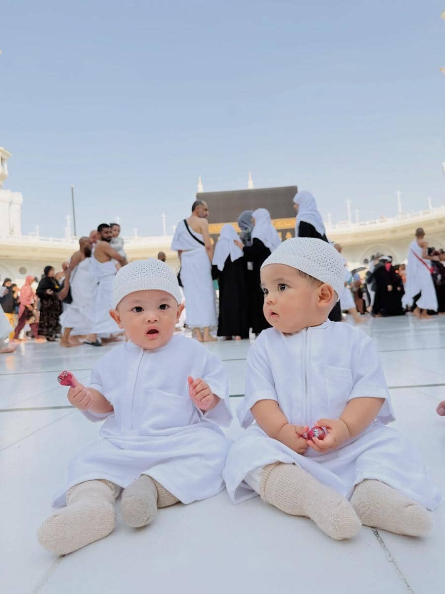 Anak kembar Ustaz Dennis Lim saat di Masjidil Haram.