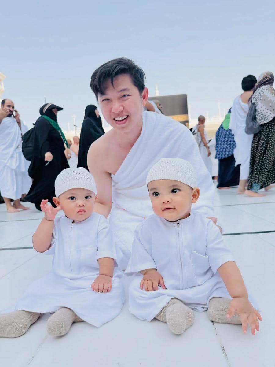 Anak kembar Ustaz Dennis Lim saat di Masjidil Haram.