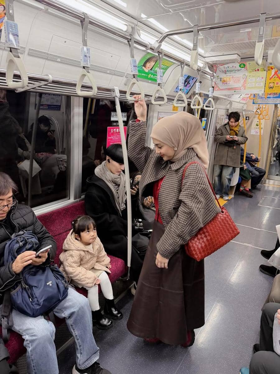 Kesha Ratuliu liburan ke Jepang bawa 3 anak.