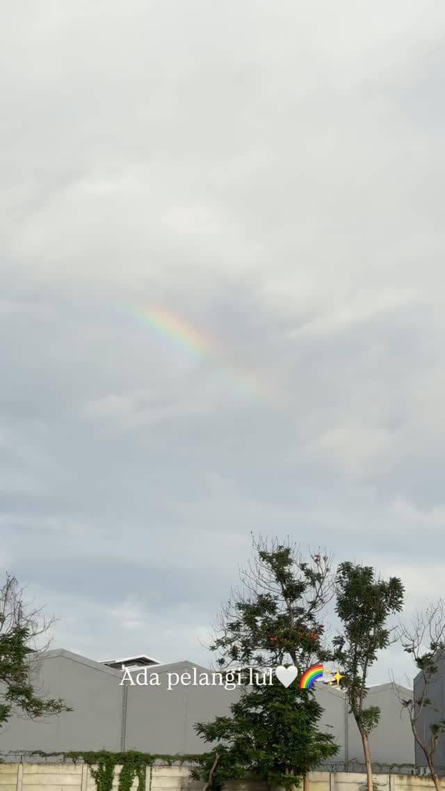 Karin Novilda berziarah ke makan mendiang Lula Lahfah.