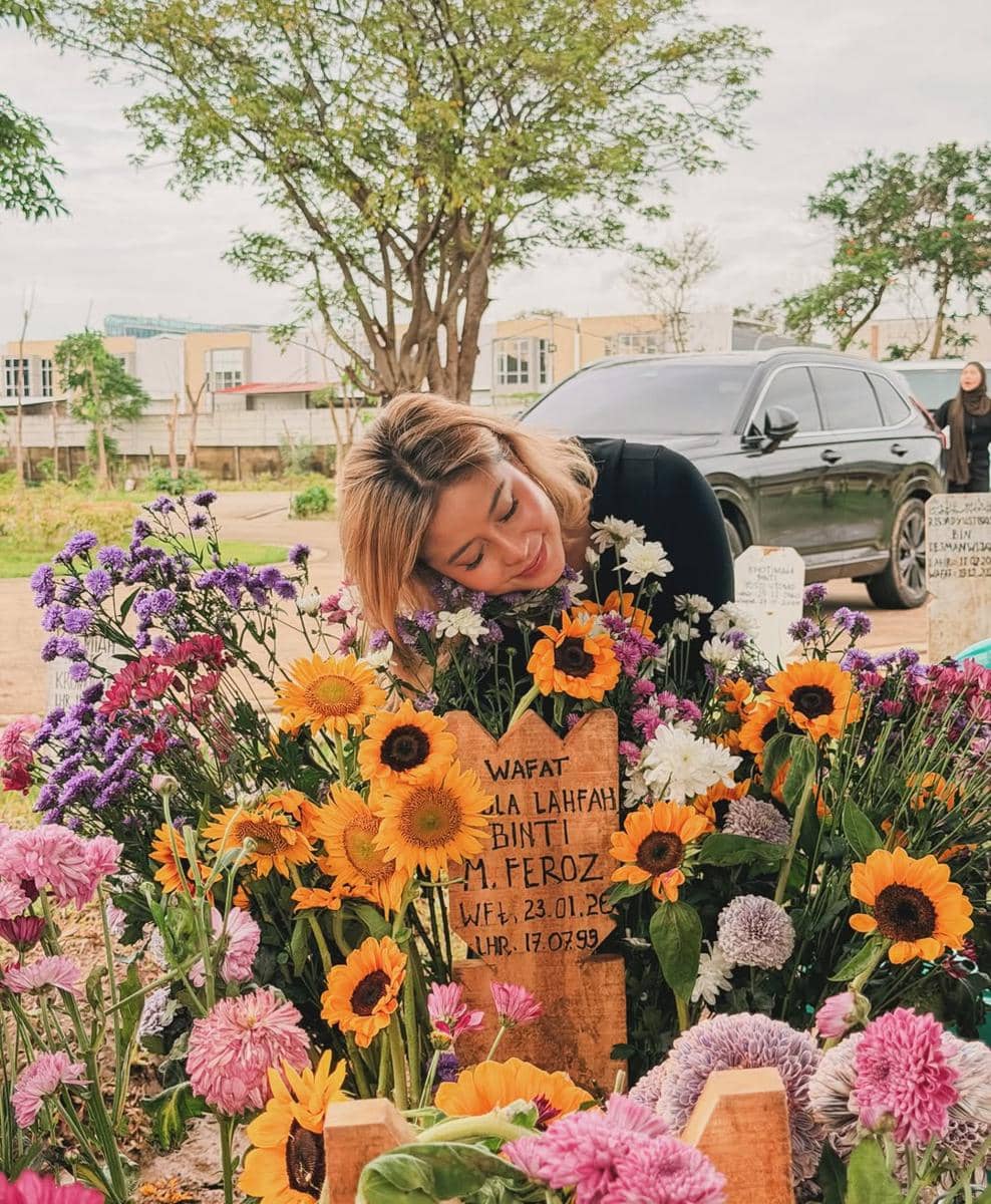 Karin Novilda berziarah ke makan mendiang Lula Lahfah.