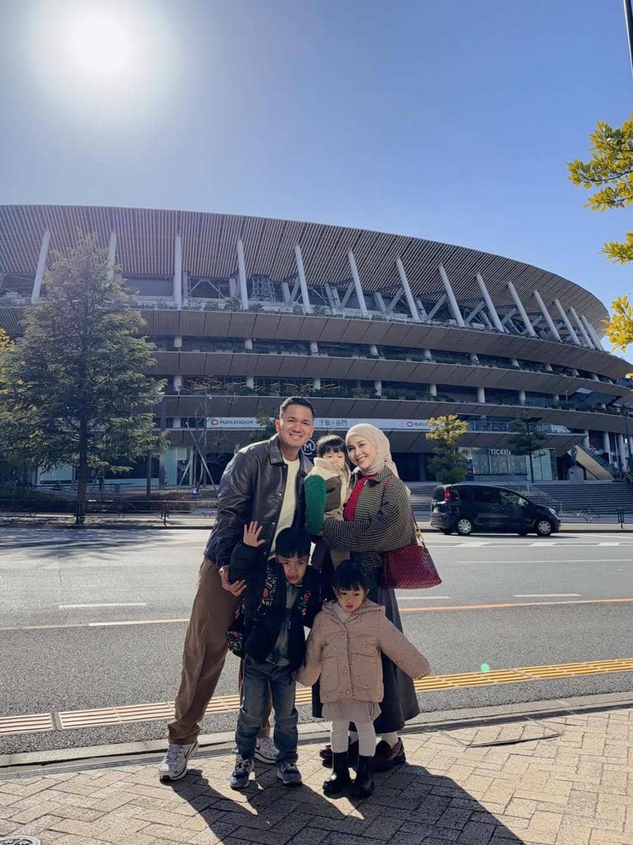 Kesha Ratuliu liburan ke Jepang bawa 3 anak.