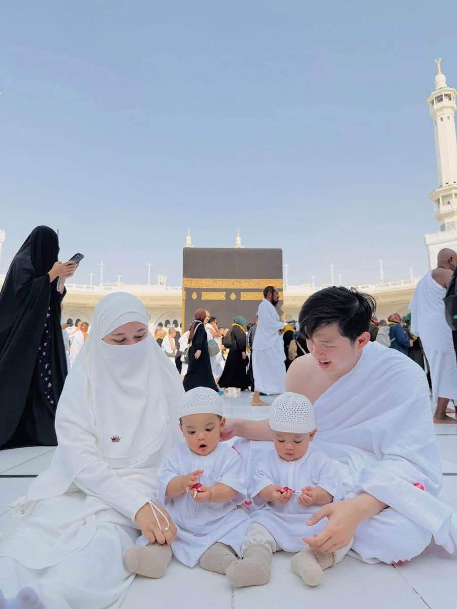 Anak kembar Ustaz Dennis Lim saat di Masjidil Haram.