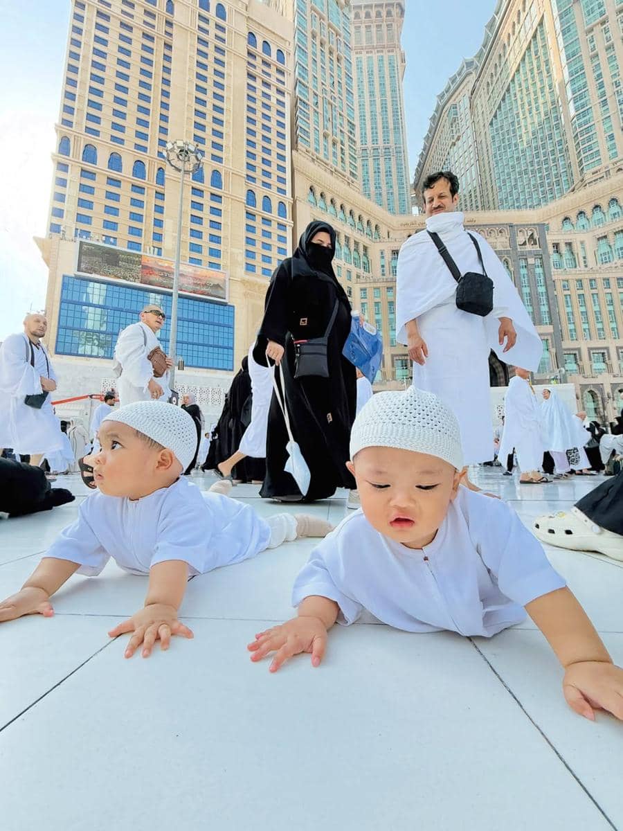 Anak kembar Ustaz Dennis Lim saat di Masjidil Haram.