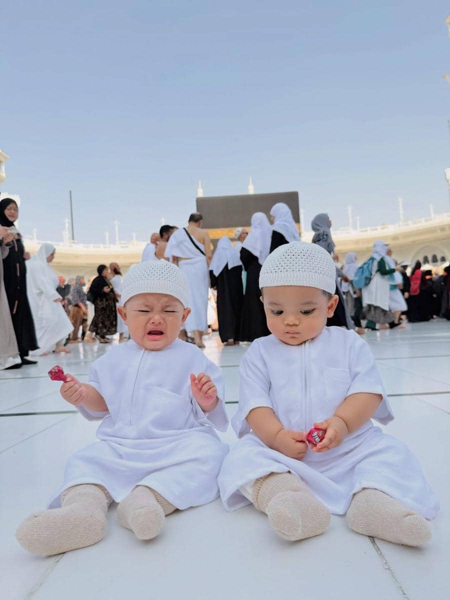 Anak kembar Ustaz Dennis Lim saat di Masjidil Haram.