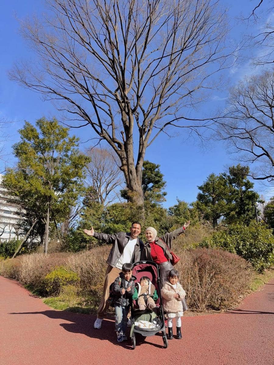 Kesha Ratuliu liburan ke Jepang bawa 3 anak.