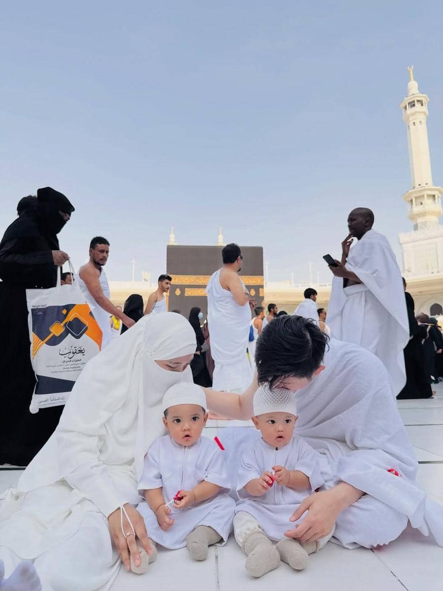 Anak kembar Ustaz Dennis Lim saat di Masjidil Haram.