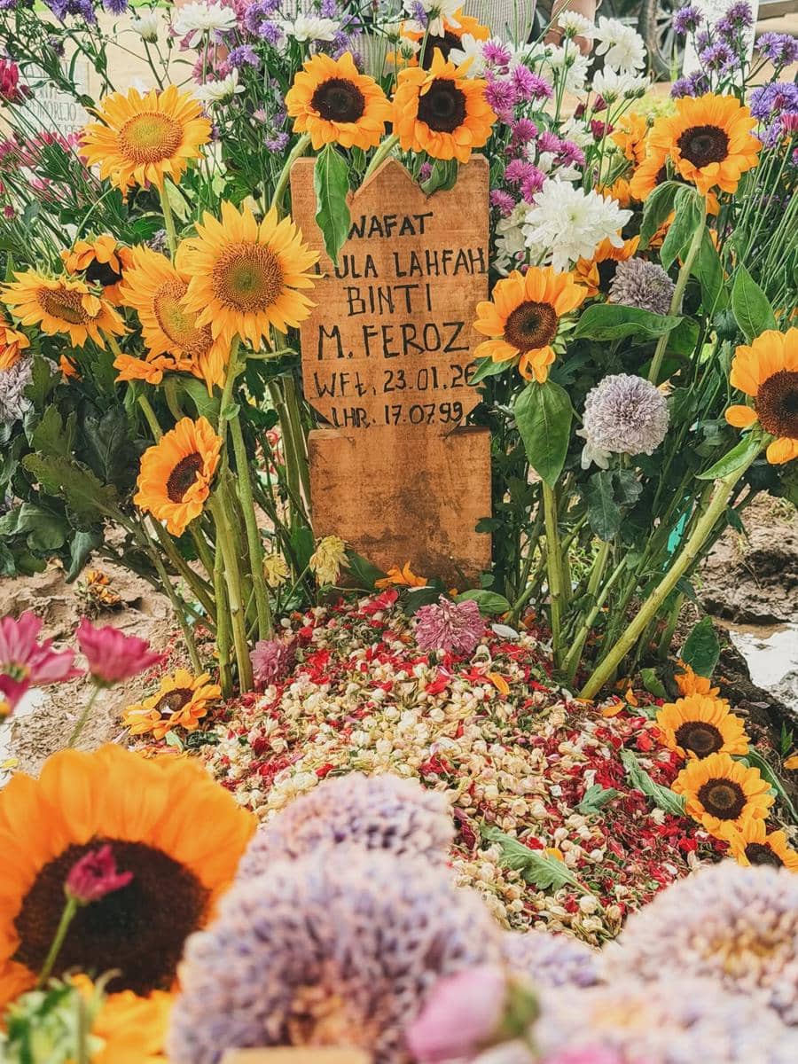 Karin Novilda berziarah ke makan mendiang Lula Lahfah.