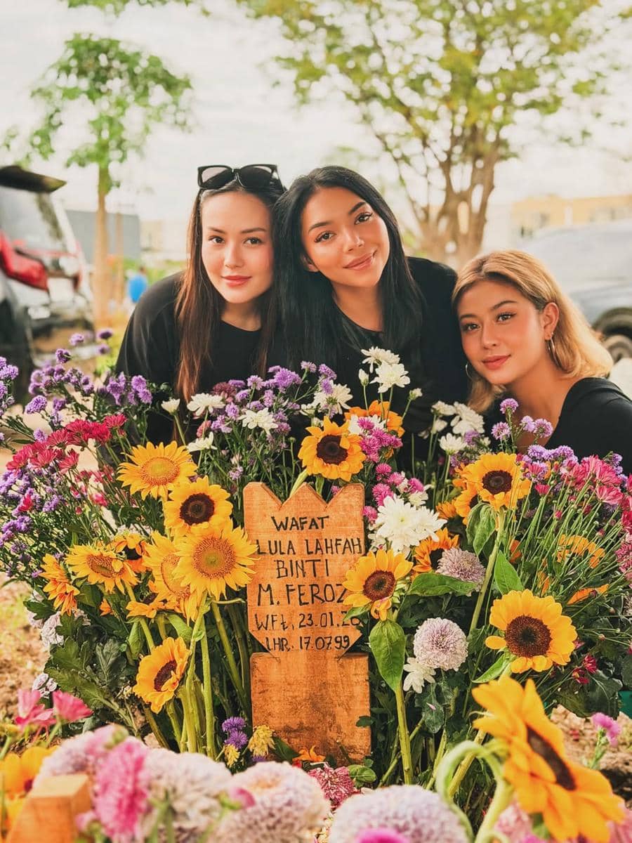 Karin Novilda berziarah ke makan mendiang Lula Lahfah.