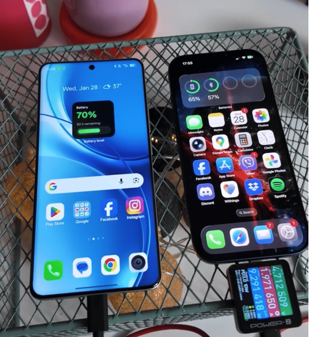 baterai realme P4 Power 5G tersisa 70 persen dan iPhone 17 Pro berada di angka 65 persen setelah 50 menit pengujian